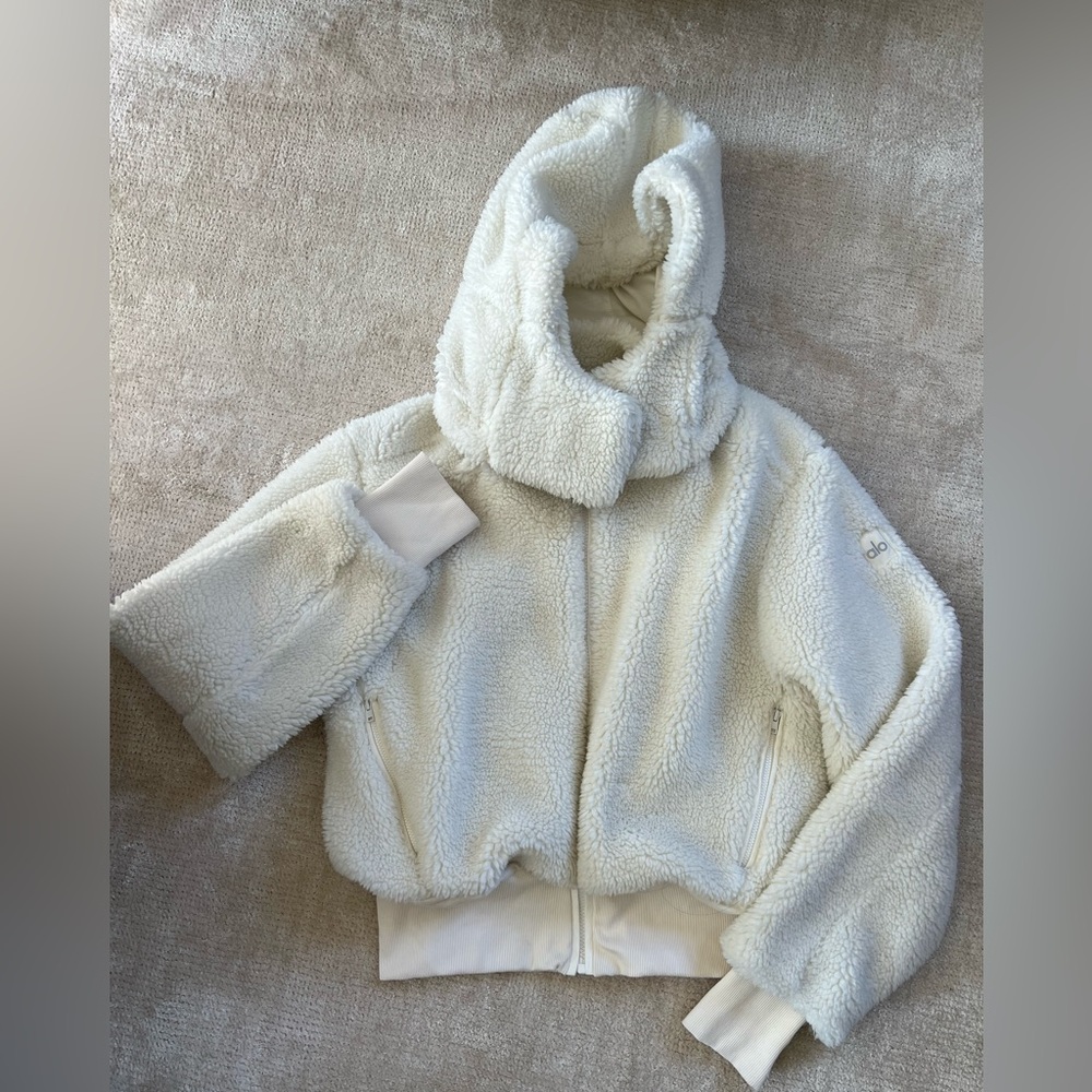 ALO Yoga Foxy Sherpa Jacket cream off white